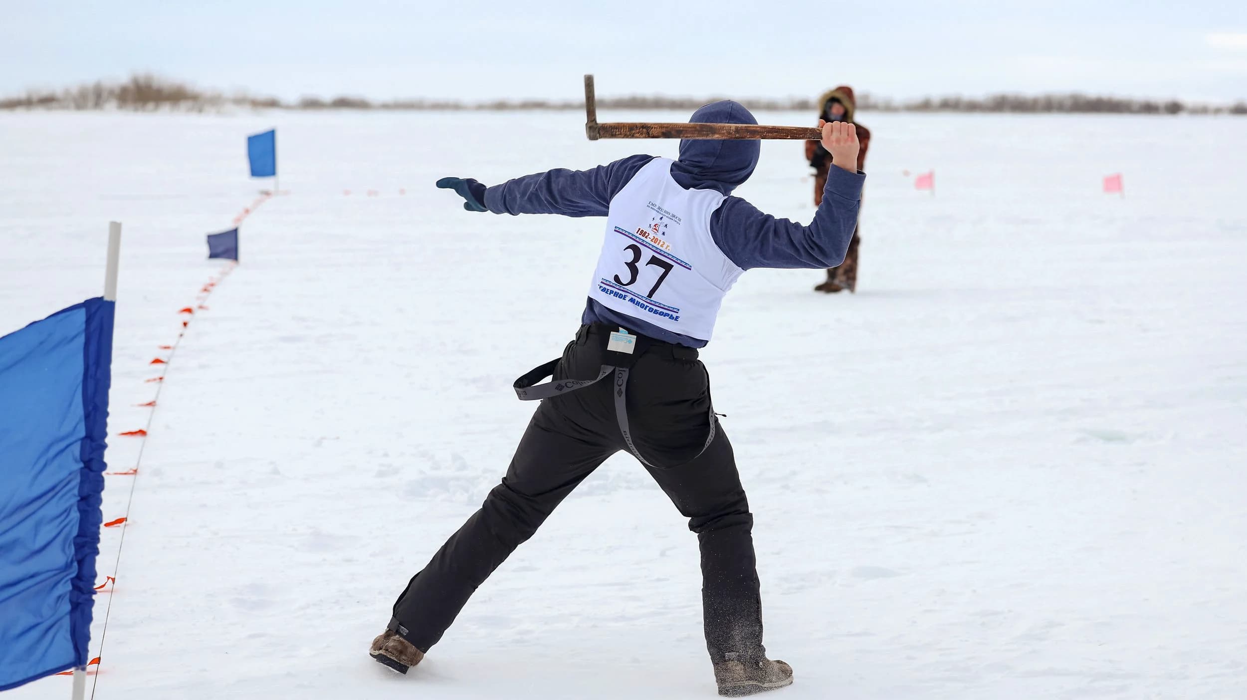 Метание топора на дальность