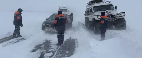 Сотрудники Ямалспаса помогают водителям на трессе