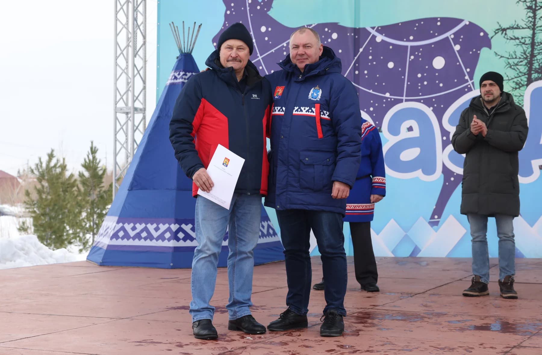 Юрий Фишер вручает благодарность