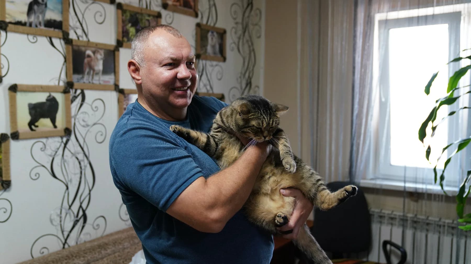 Юрий Фишер с одним из подопечных приюта в Красноселькупе