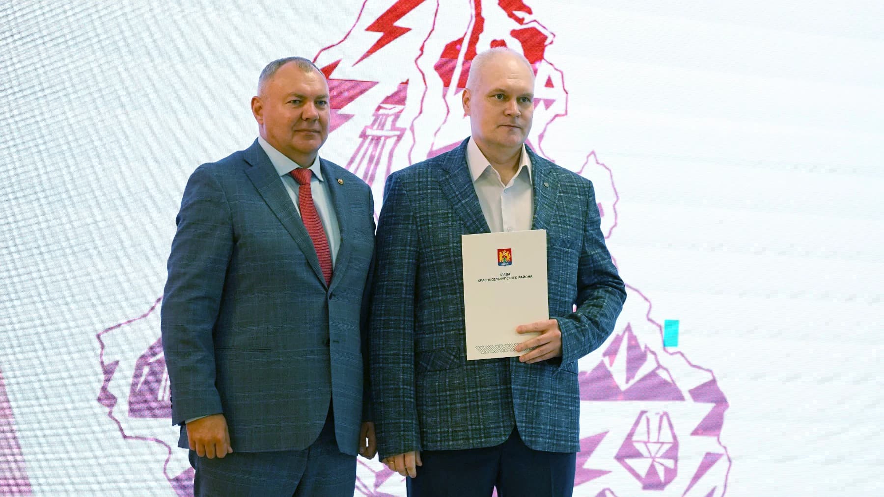 Юрий Фишер награждает Григория Бережного