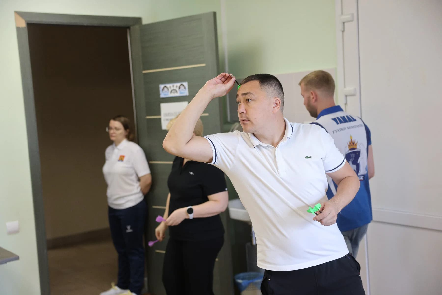 В турнире по дартсу участвовали три команды