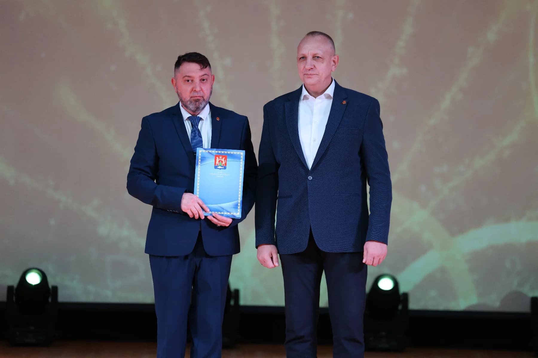 Владимир Сакулин вручает благодарность преподавателю технологии Евгению Давыдову
