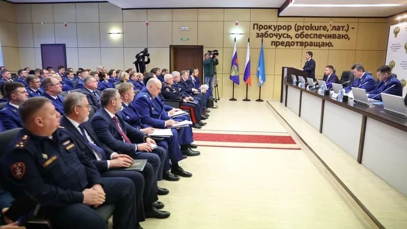 «Тема аварийного жилья актуальна»: о чем говорили замгенпрокурора Зайцев и глава ЯНАО Артюхов