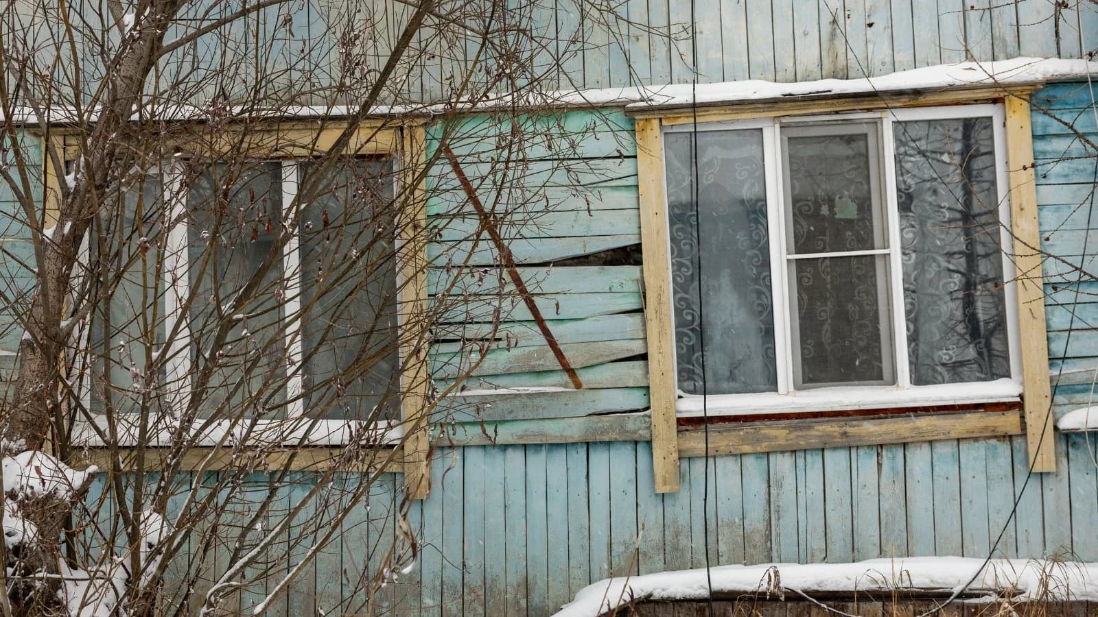 В Красноселькупе установили сроки расселения четырех аварийных домов