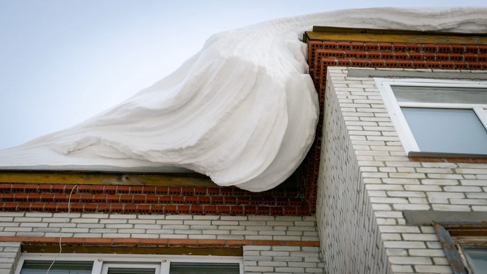 Юрий Фишер проверил участки возможного схода снега с крыш