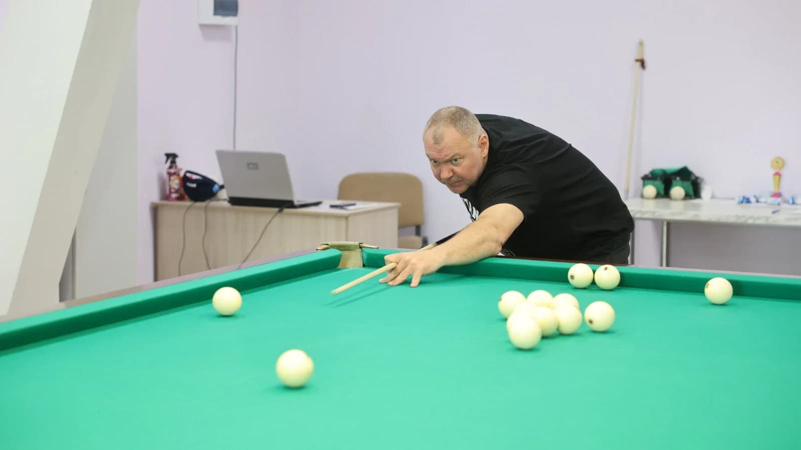 Юрий Фишер сразился с жителями Красноселькупа в бильярдном турнире