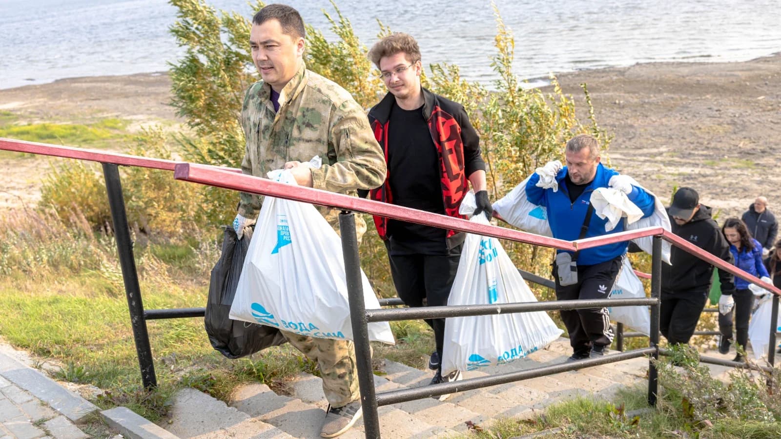 Жители Красноселькупа убрали кубометры мусора с берега реки Таз