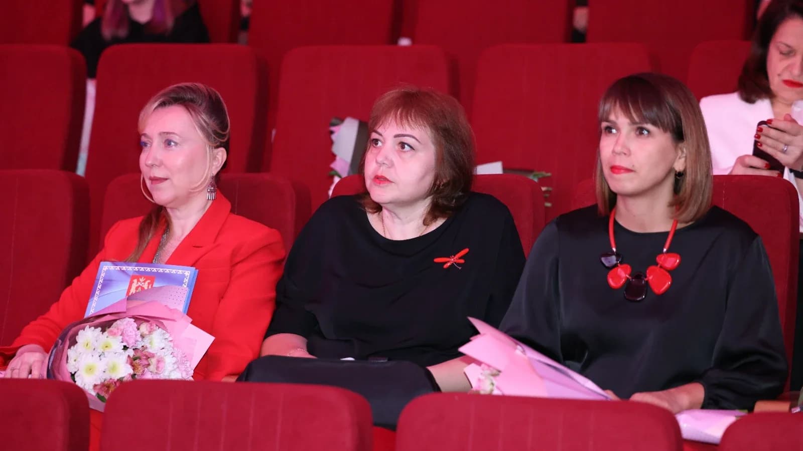 Концерт и награждения: в Красноселькупе педагогов поздравили с Днем учителя