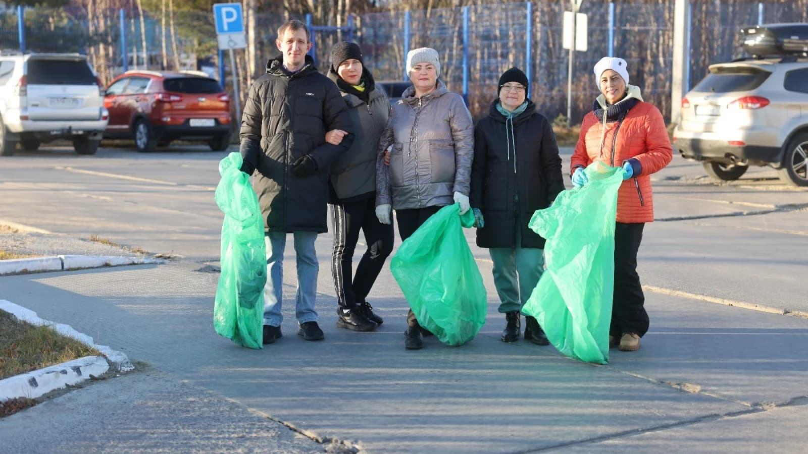 Около 100 жителей Красноселькупа вышли на субботник